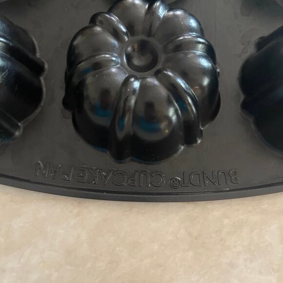 Nordic Ware mini Bundt pan - Picture 4 of 5